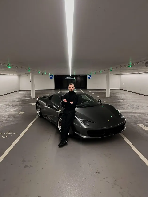 Gaspar con coche de lujo